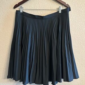 Antonio Milani size 12 black pleated skirt 21” long